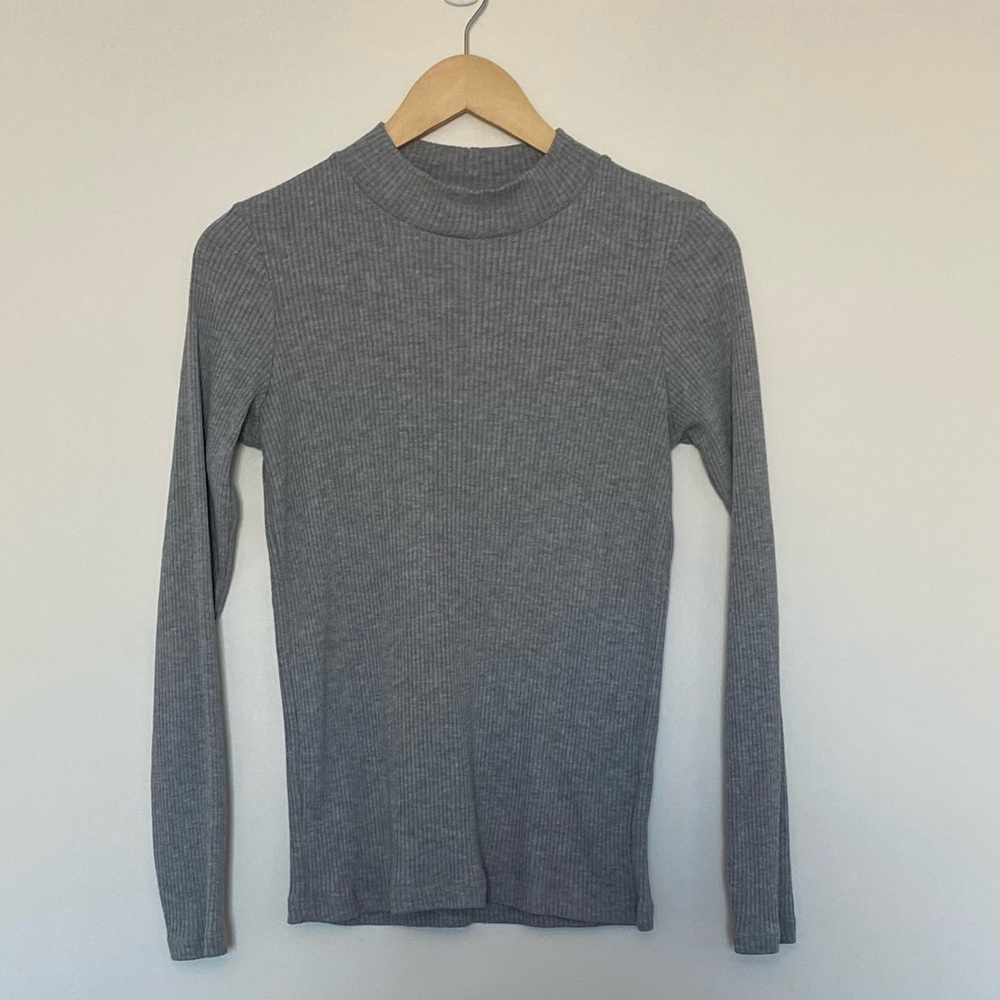 Uniqlo Women’s Grey Long-Sleeved Ribbed Mock Turtleneck, Size Medium